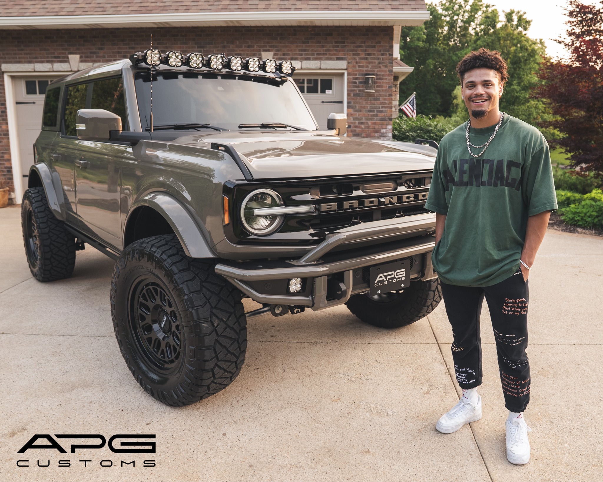 St. Louis Cardinals shortstop Masyn Winn beside his APG Customs Ford Bronco