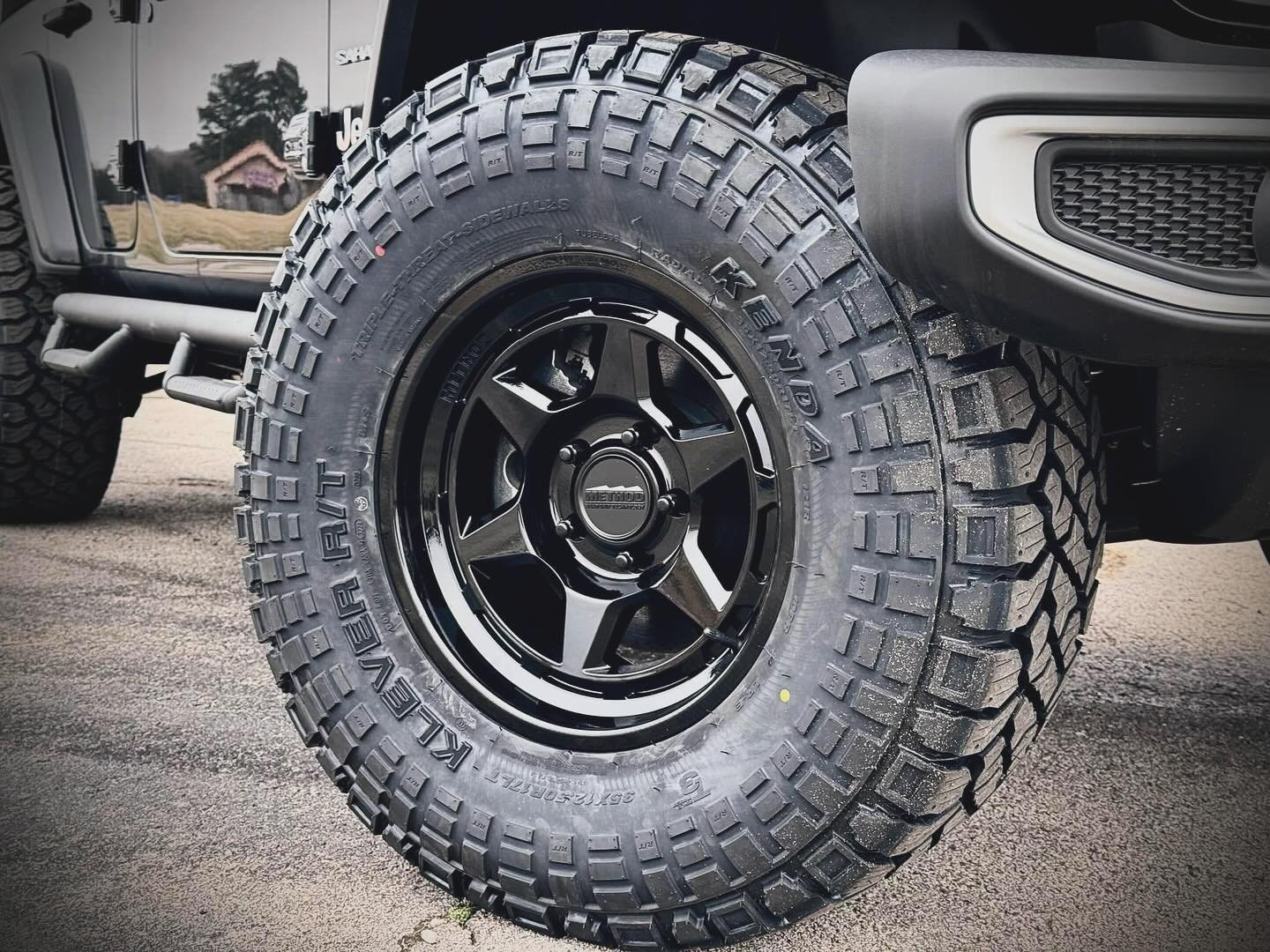Method 708 wheel and Kenda Klever R/T tire on the 2024 Jeep Wrangler Sahara