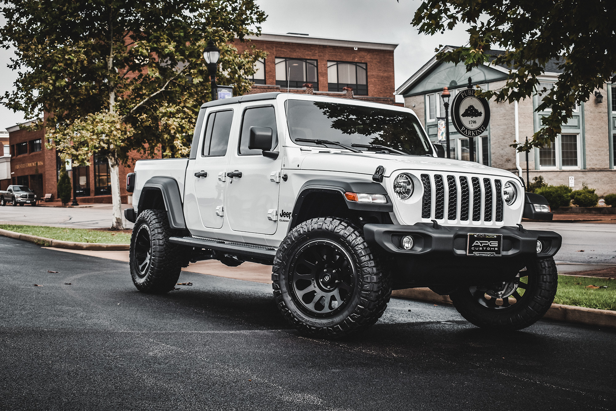 Side profile of a lifted Jeep Gladiator